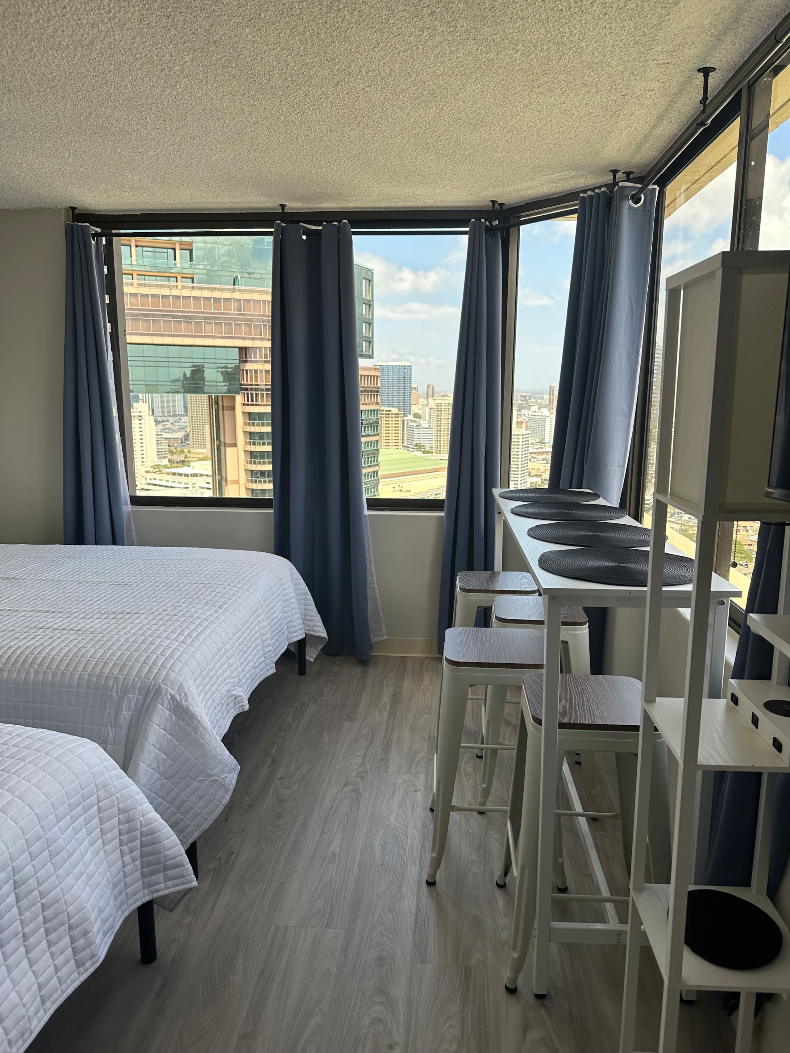 2 bed/2 bath Waikīkī apt sleeps 6 - Image 2