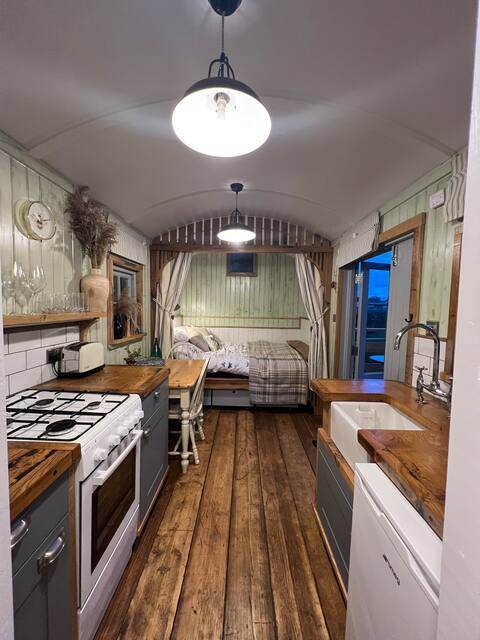 Quiet, secluded Shepherd's Hut
