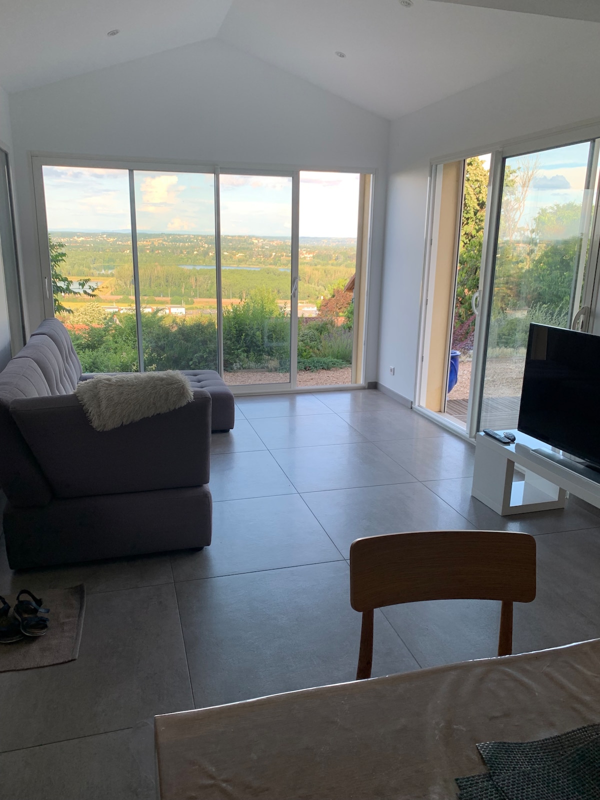 Dhoma e ndenjjes, TV 