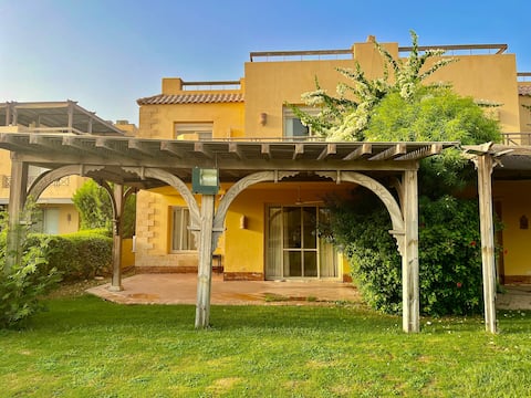 Luxury 5BR Villa with Sea View & Garden in Einbay