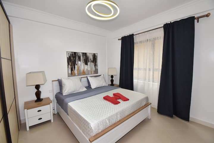 غرفة النوم الرئيسية مع ستائر ليلية وخزانات عميقة