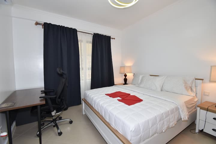 غرفة نوم داخلية ثانية مع كرسي ومكتب مريح - مثالي للعمل عن بعد 