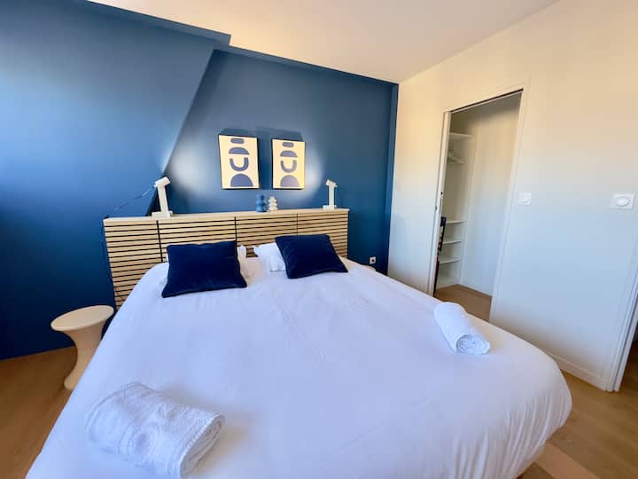 Pohodlná izba s útulnou posteľou, ideálna na nočný odpočinok.