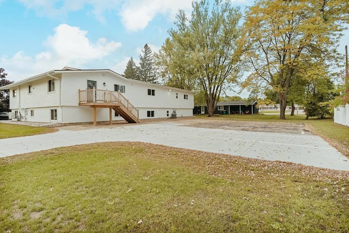 Washington Manor Room #8 - With Private Bathroom - Stevens Point, WI