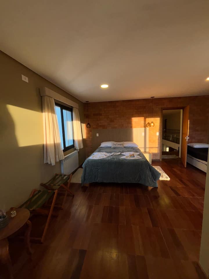 Manželská posteľ + samostatné lôžko, kompletná výbava, vankúše, TV, minibar, kreslo a ohrievač, všetko bolo navrhnuté tak, aby bol váš zážitok nezabudnuteľný. Veľká kúpeľňa s kúrením, sušičom vlasov a uterákmi. Žiarivo čistý šatník s vešiakmi.