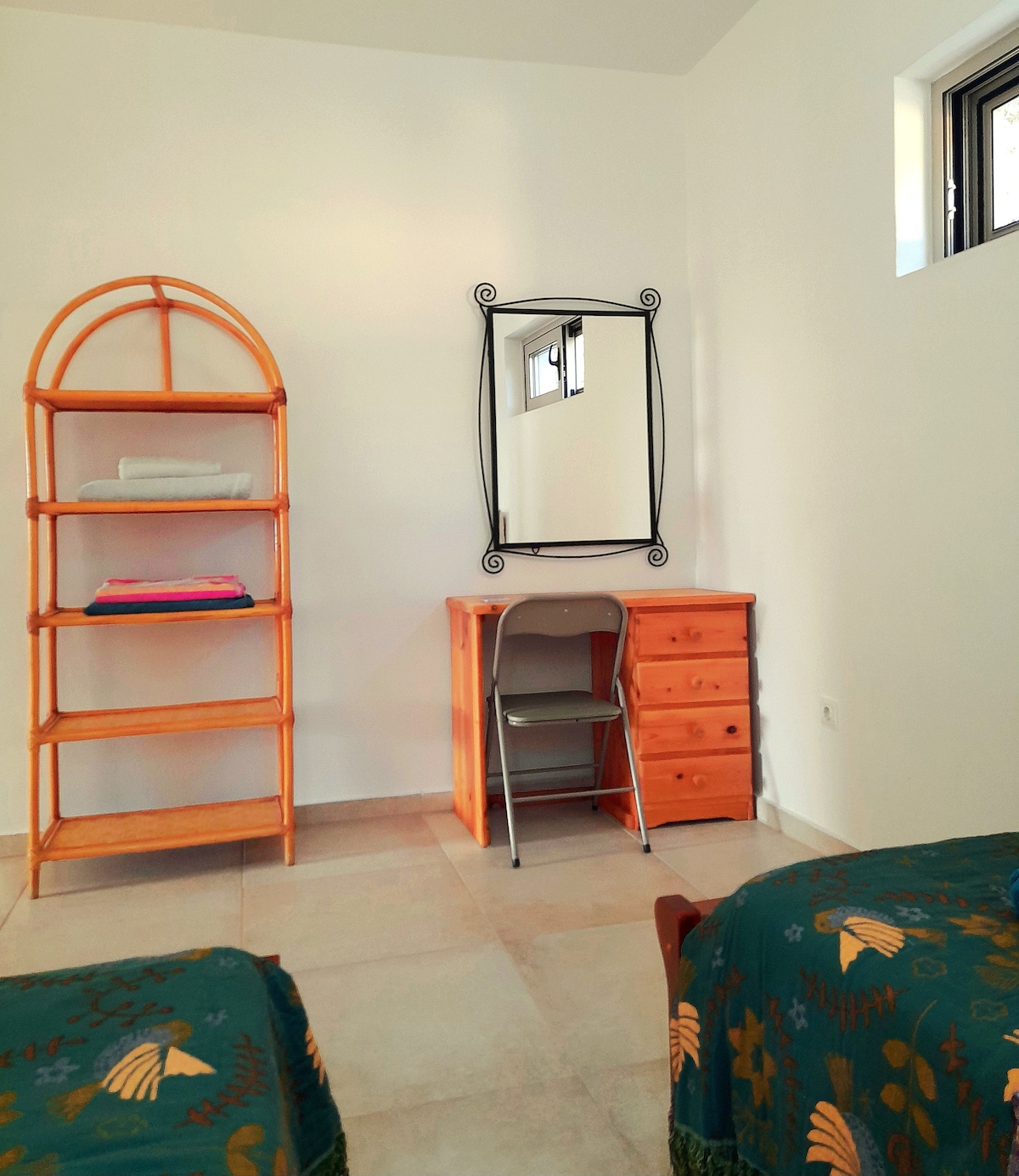 שולחן הלבשה ומדפי אחסון.