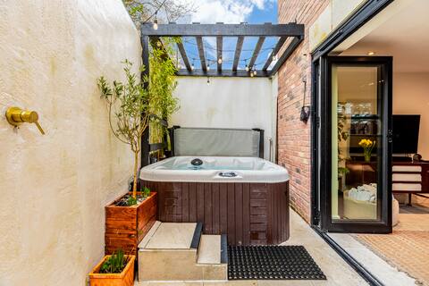 Private Hot Tub • Entire Smart Home • Longleat