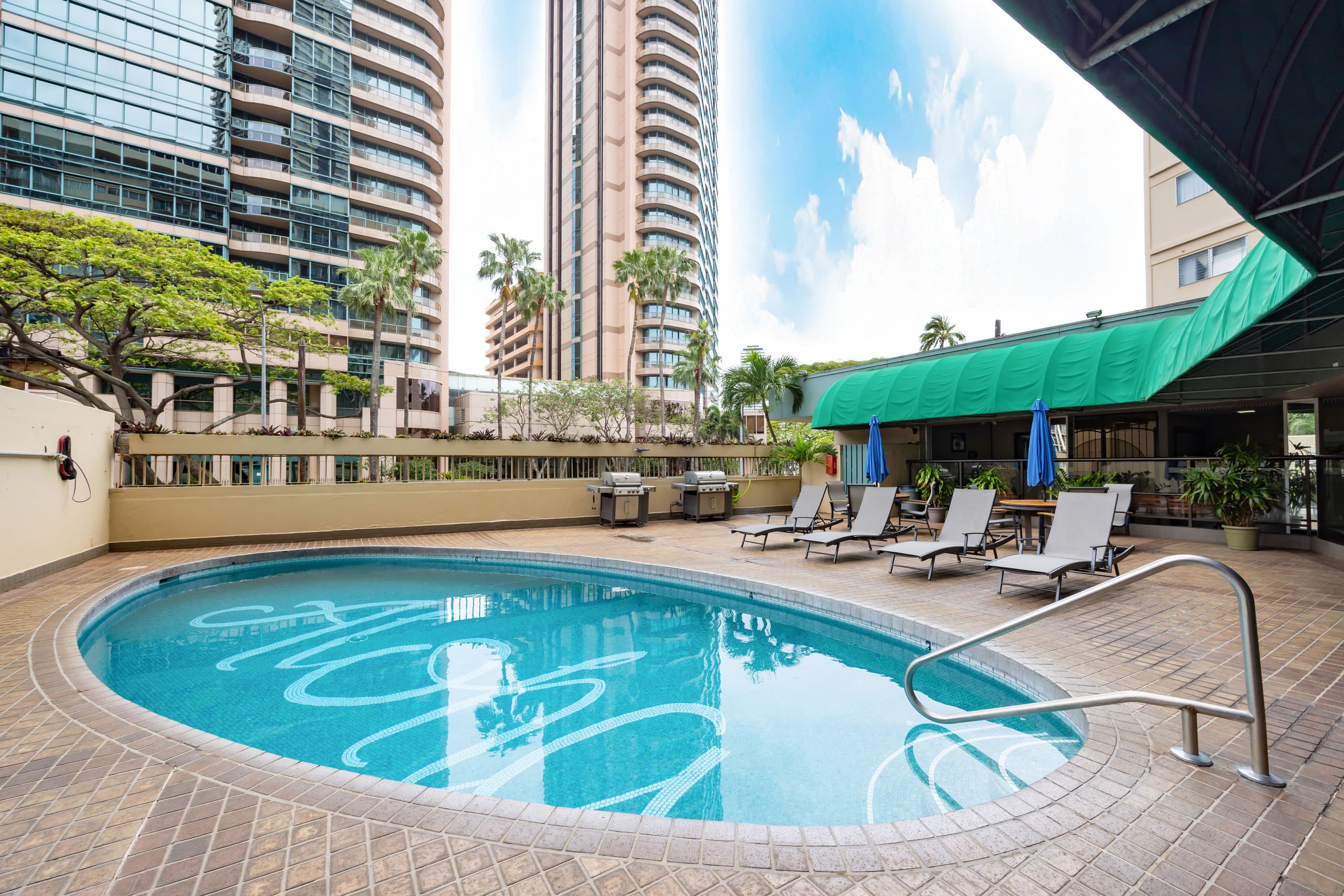 Condo in Honolulu · ★5.0 · 2 bedrooms · 4 beds · 1 private bath - Image 19