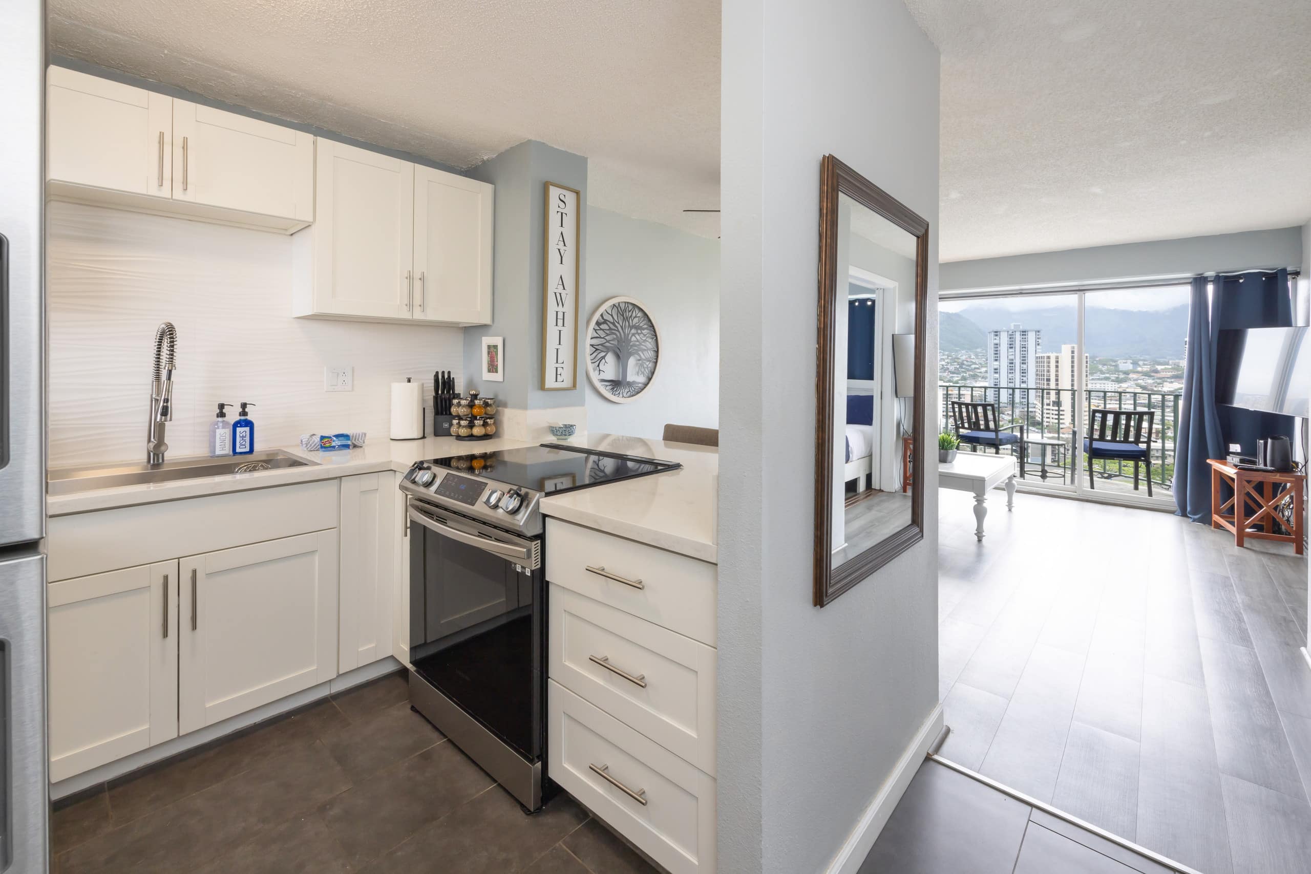 Condo in Honolulu · ★5.0 · 2 bedrooms · 4 beds · 1 private bath - Image 5