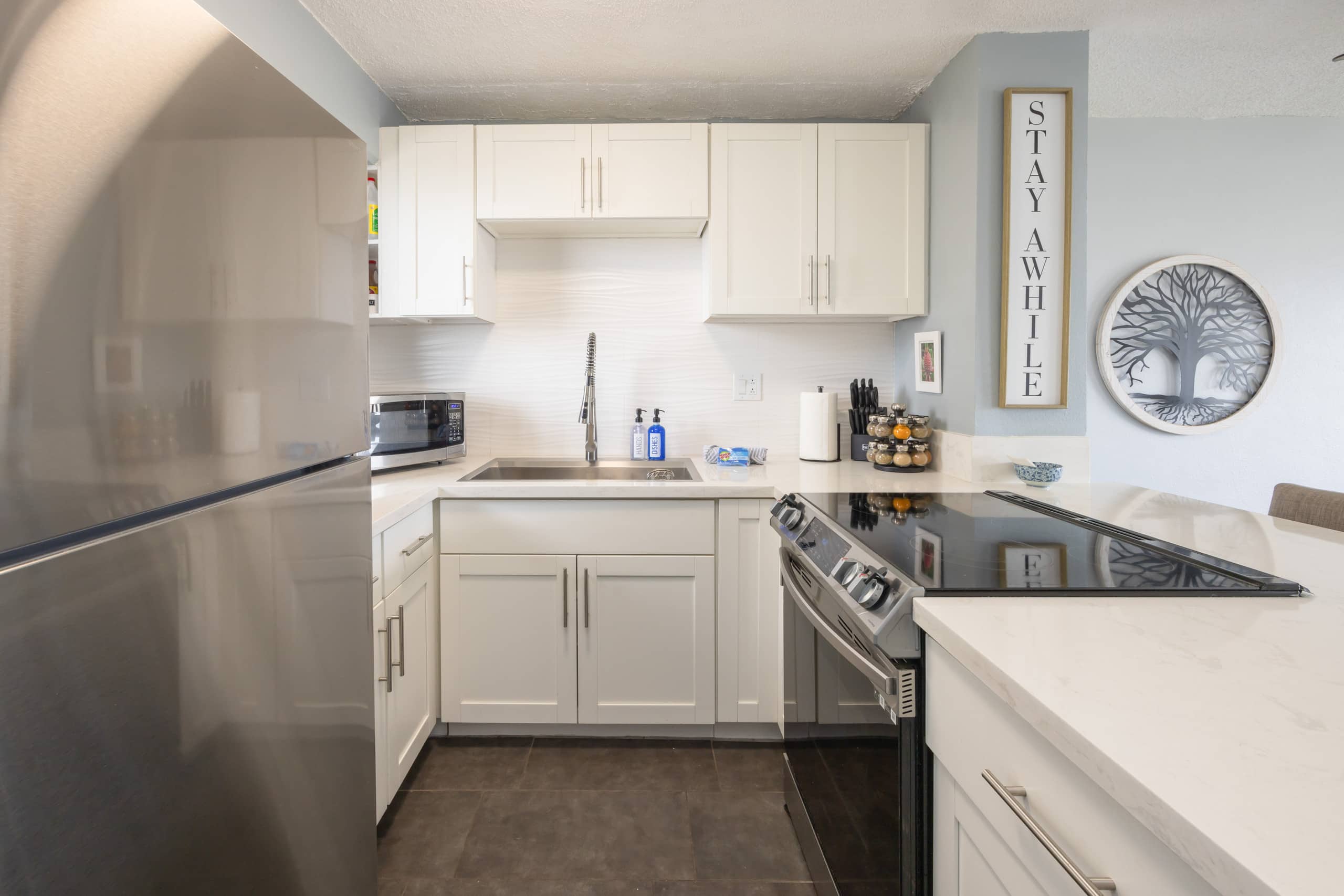 Condo in Honolulu · ★5.0 · 2 bedrooms · 4 beds · 1 private bath - Image 4