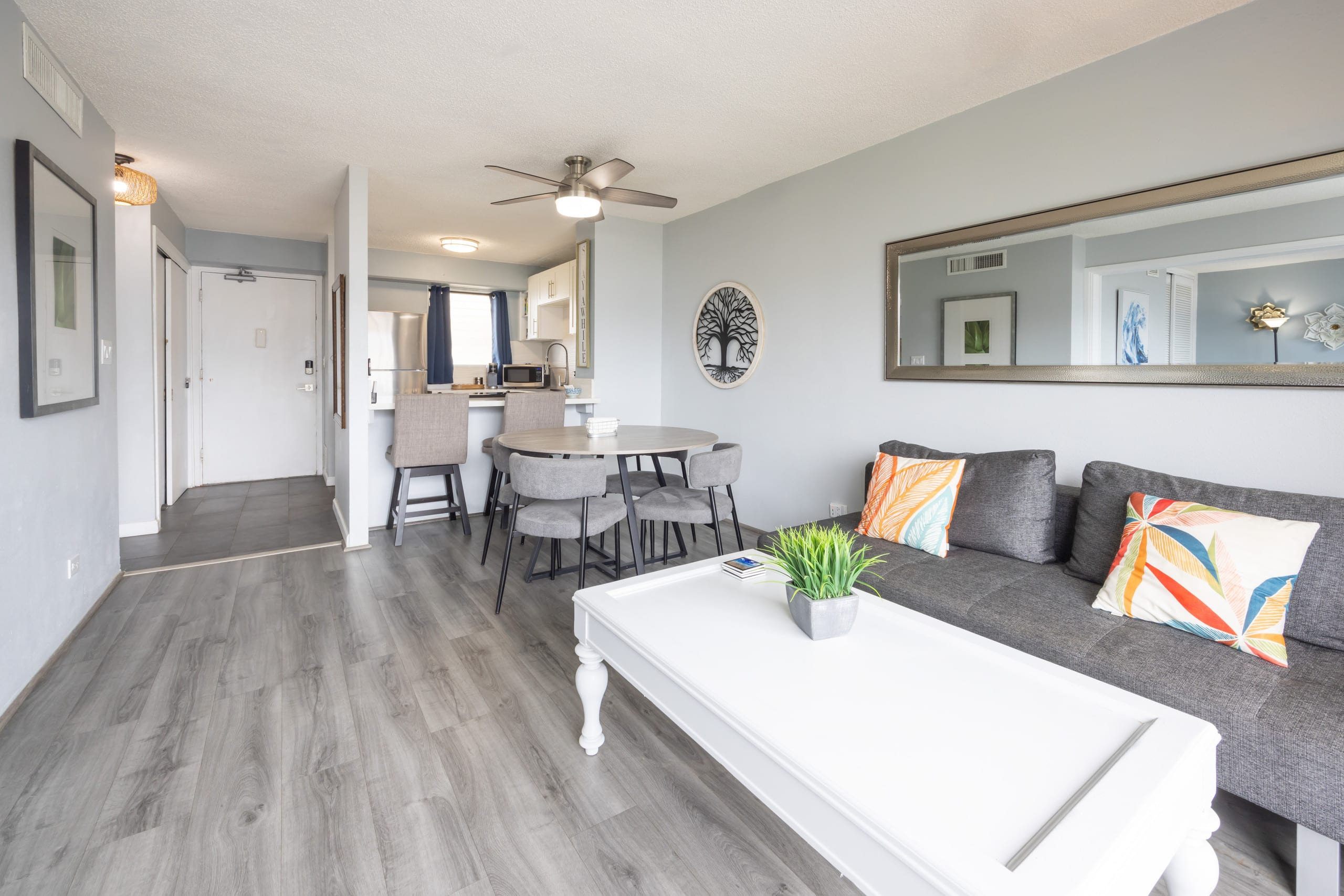 Condo in Honolulu · ★5.0 · 2 bedrooms · 4 beds · 1 private bath - Image 2