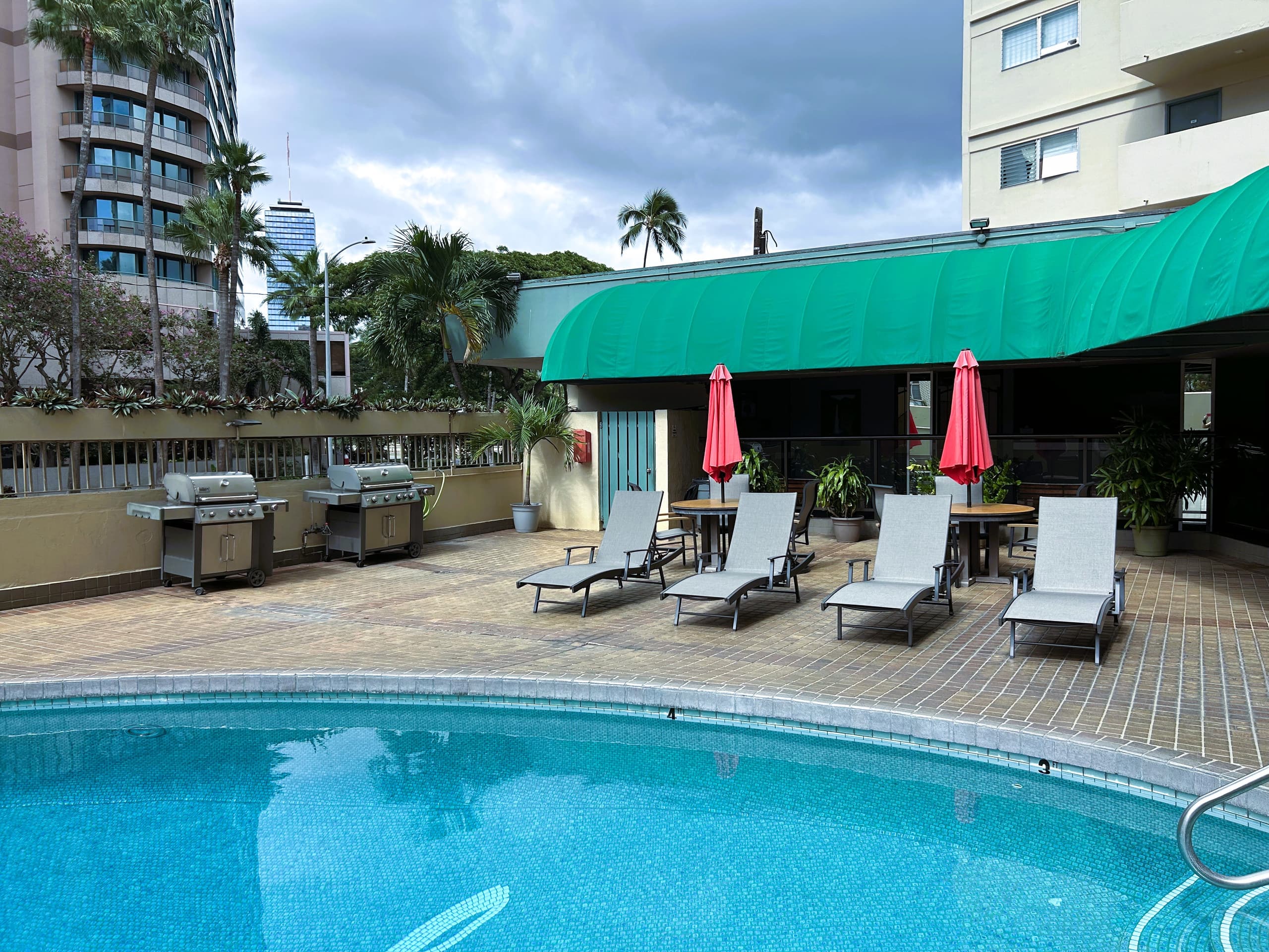 Condo in Honolulu · ★5.0 · 2 bedrooms · 4 beds · 1 private bath - Image 18