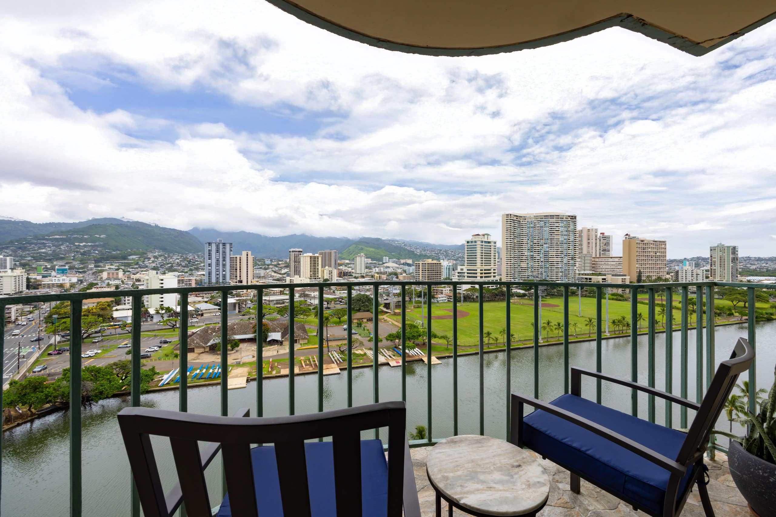 Condo in Honolulu · ★5.0 · 2 bedrooms · 4 beds · 1 private bath - Image 32