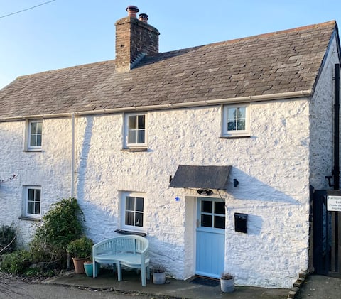 Honeysuckle Cottage: Idyllic Stone Cottage Nr Looe