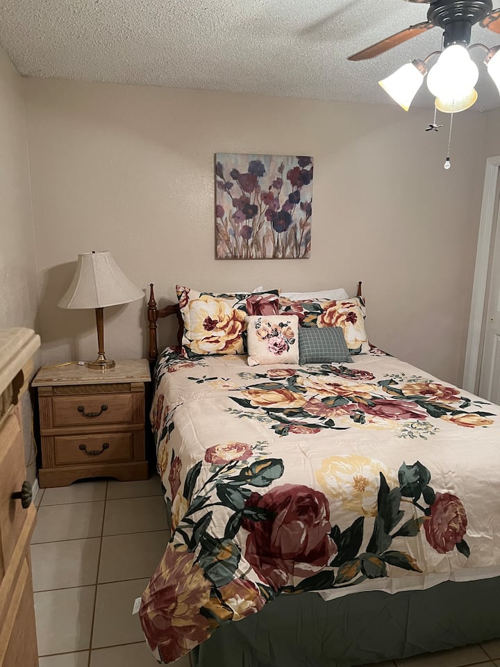 Sovrum #2 med dubbelsäng och arbetsområde med höghastighetsinternet (400-500 Mbps).