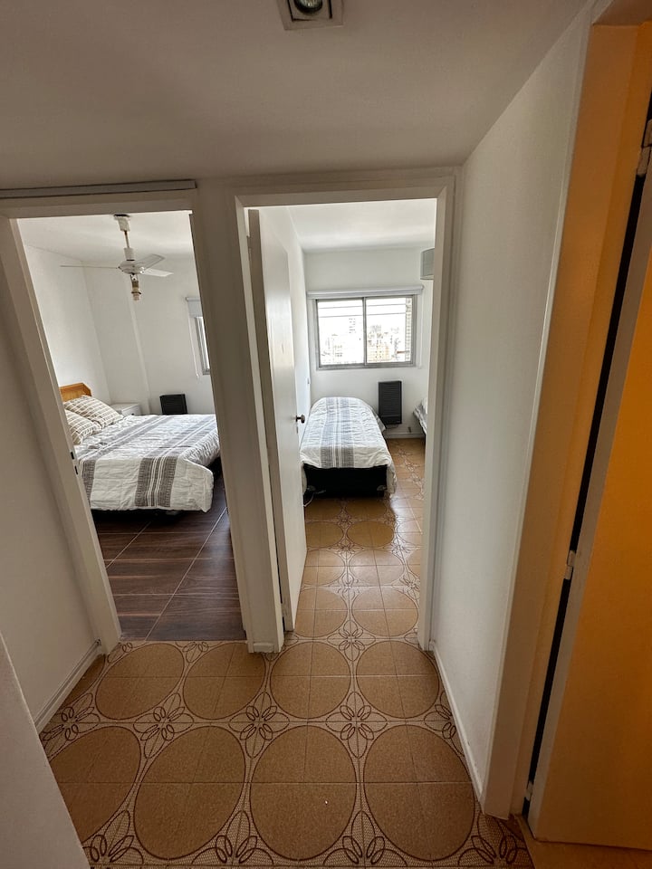 从走廊进入两间客房