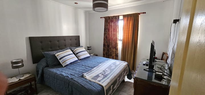 Მთავარი საძინებელი ტელევიზორით 