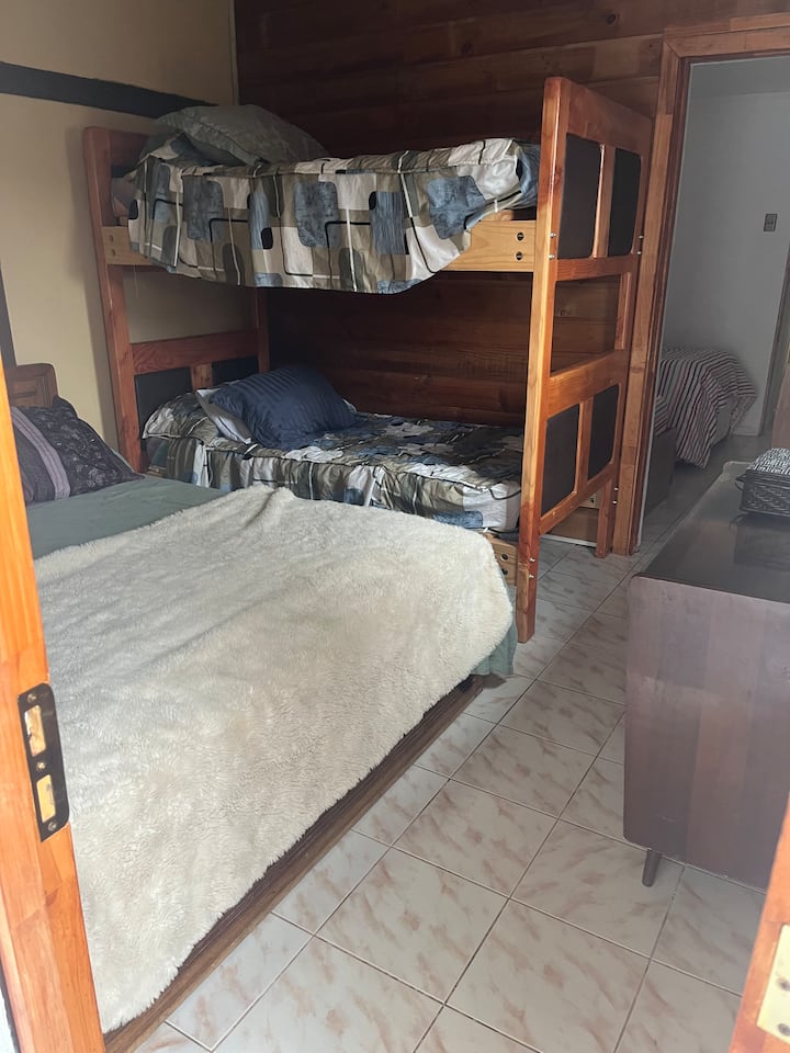 Მესამე ოთახი: მასში არის 2 ‑ ადგილიანი საწოლი და 1 ‑ პლაზა 1/2 ‑ იანი ორსართულიანი საწოლი, რომელიც იდეალურია მეორე ოჯახური ჯგუფისთვის 