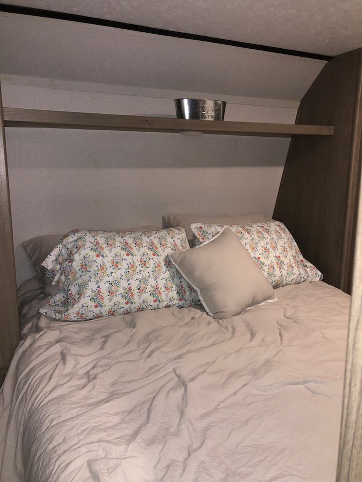 Cama tamaño queen en el dormitorio principal 