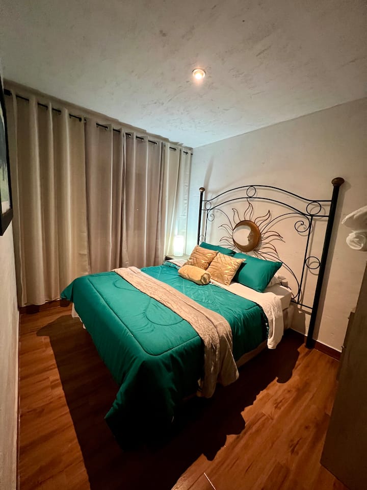 Bračni krevet za dvije osobe na 1. katu, pored prozora možete vidjeti veličanstveni vodeni vulkan!!