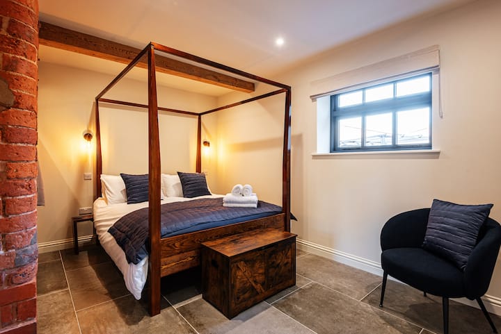 King size four poster bed