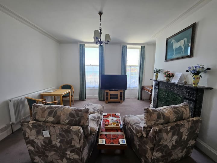 Spacious Beachfront Apartment, Sea Views, Parking - Weymouth