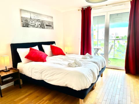 Popular Airbnb listing: Large Studio with Terrace in Courbevoie