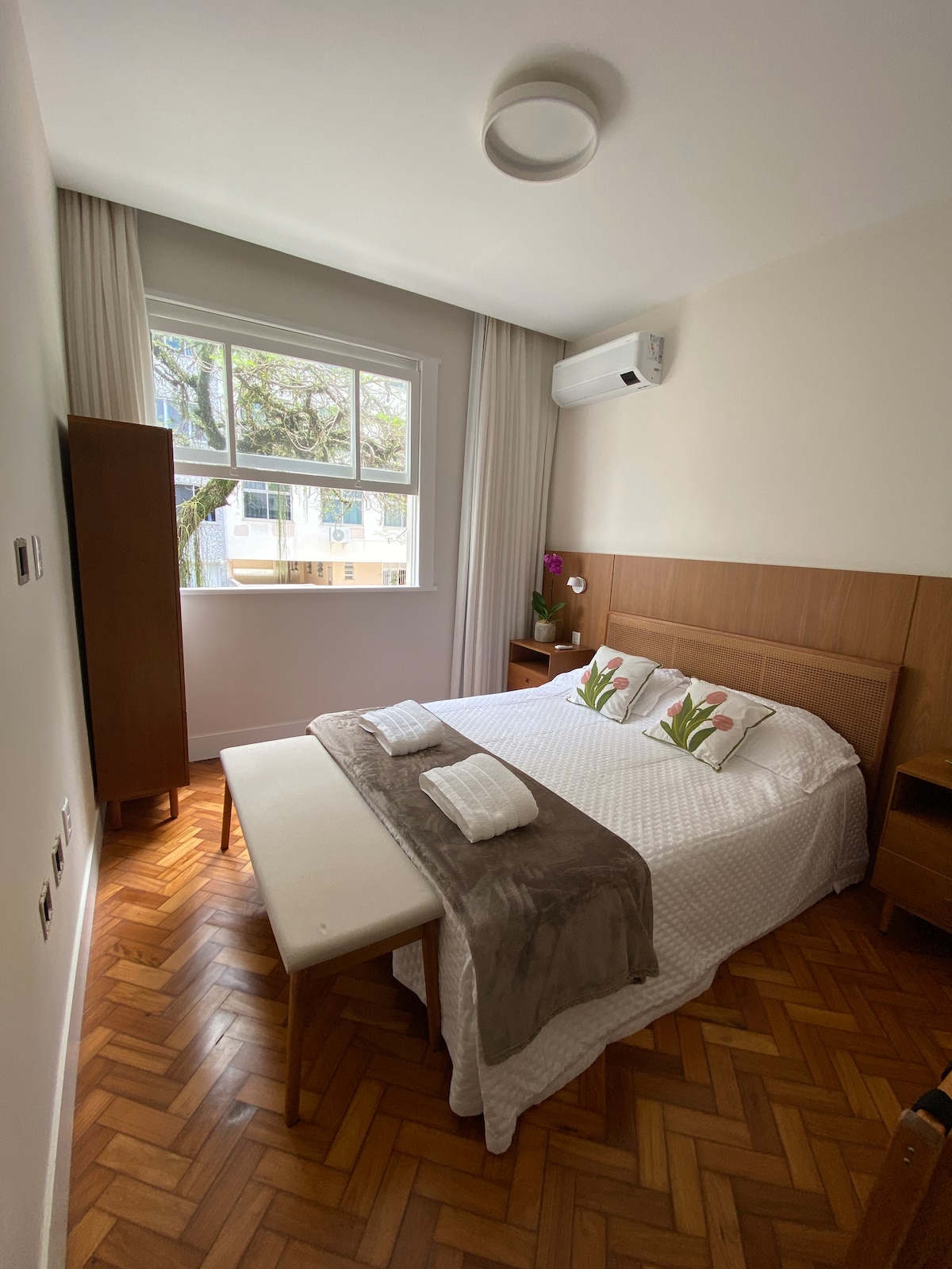 Აპარტამენტი „ოსტატი “. ძალიან სასიამოვნო, ჰაეროვანი და კარგად განათებული. Ბარგის სადგამები და კარადები ტანსაცმლისა და ფეხსაცმლის მოსაწყობად.