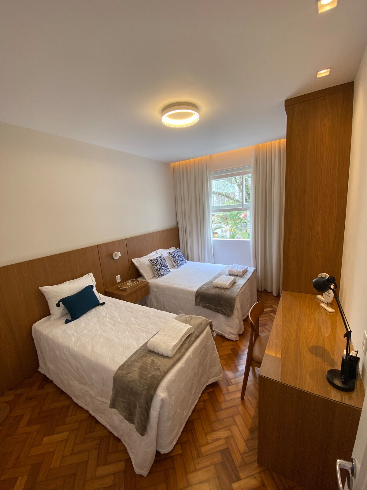 Საძინებელი ორადგილიანი საწოლით და ერთადგილიანი საწოლით, კარგად ჰაეროვანი და ნათელი. სამუშაო მაგიდა.
Თქვენი საჭიროების დასაკმაყოფილებლად ერთადგილიანი საწოლი შეიძლება ბიკამად იქცეს. Უბრალოდ, შეგვატყობინეთ.