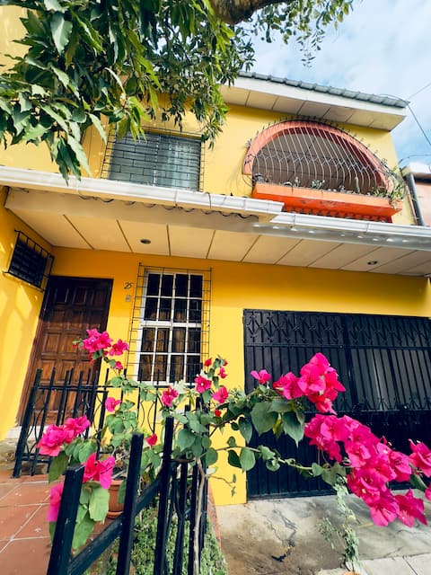 Spacious house with A/C near the Historic Center