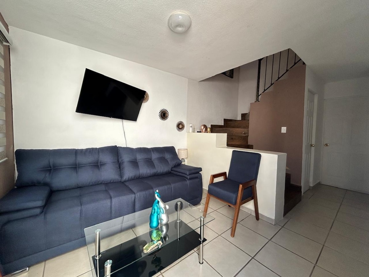 Top Airbnb: Casa Áurea in a Private Development en Irapuato