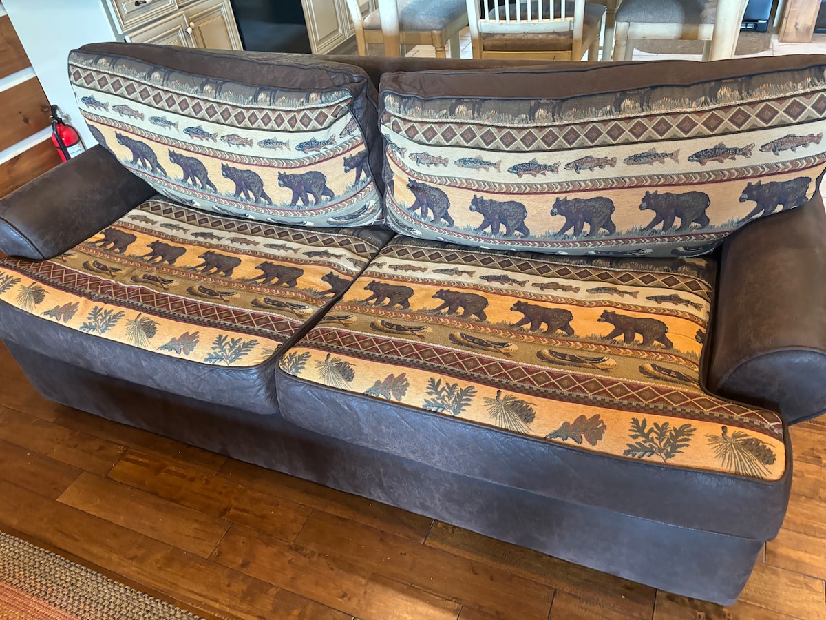 Преклопен кауч во дневната соба кој се претвора во брачен кревет (широк 150-179 см)