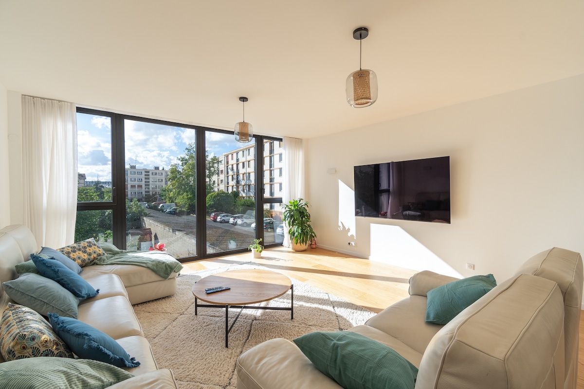 Popular Airbnb listing: Maison moderne avec jardin, à 3 min du métro in Romainville