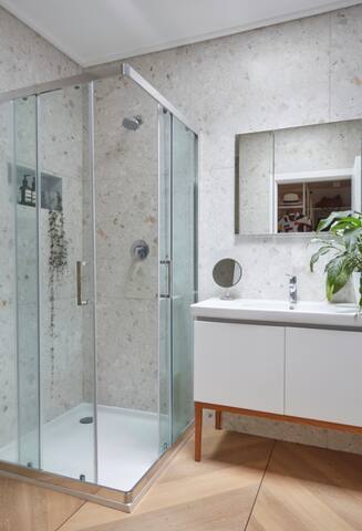 Stylish 3 bedroom house in central Cape Town gallery image 5