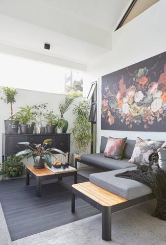 Stylish 3 bedroom house in central Cape Town gallery image 2