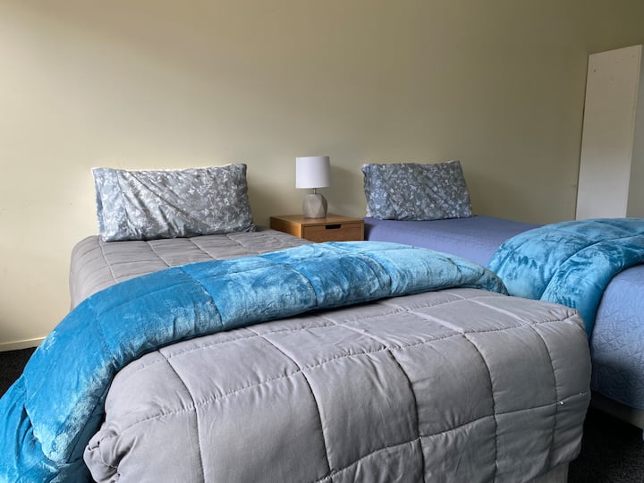 Третата спалня е двуетажна стая/гараж с килими с две единични легла, както и пералня.