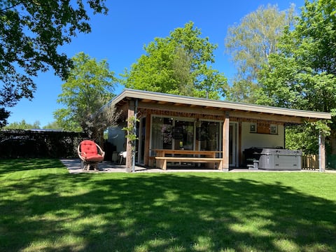 Bungalow Pura Vida with Jacuzzi in nature reserve