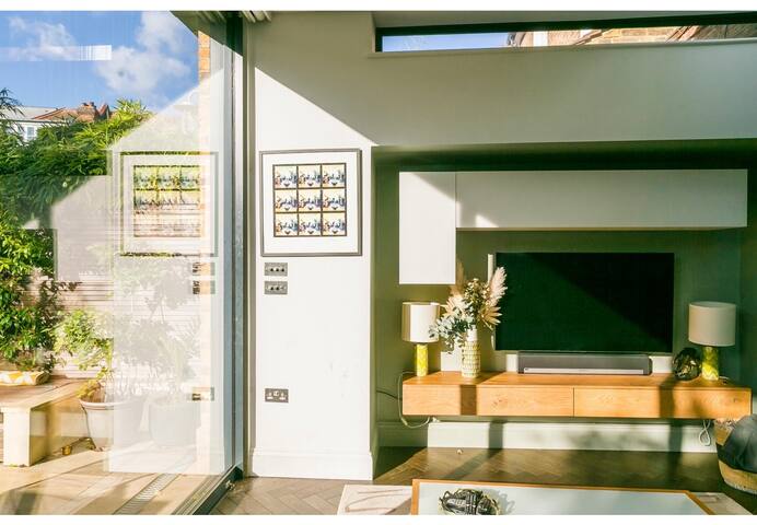 Beautifully Curated 4 Bed Family Home w/ Garden gallery image 3