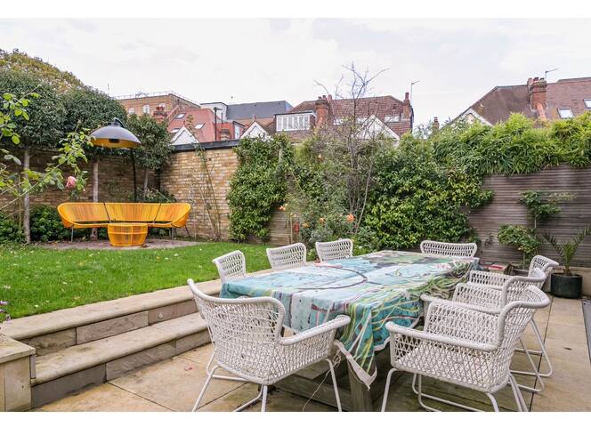 Beautifully Curated 4 Bed Family Home w/ Garden gallery image 2