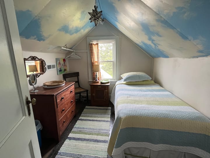 Whismsical Twin „sky room“, омилена меѓу возрасните и децата. Таван со целосна висина и покрај изгледот.