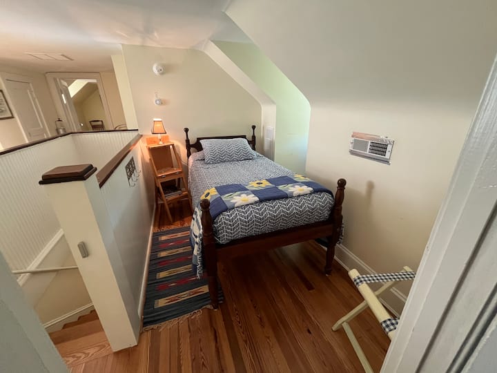 Простор наменет за спиење. Висок брачен кревет (широк 150-179 см), светло за читање, штекер и прозорец. Омилена на онаа која сака да биде во тек со сите активности во куќата. 