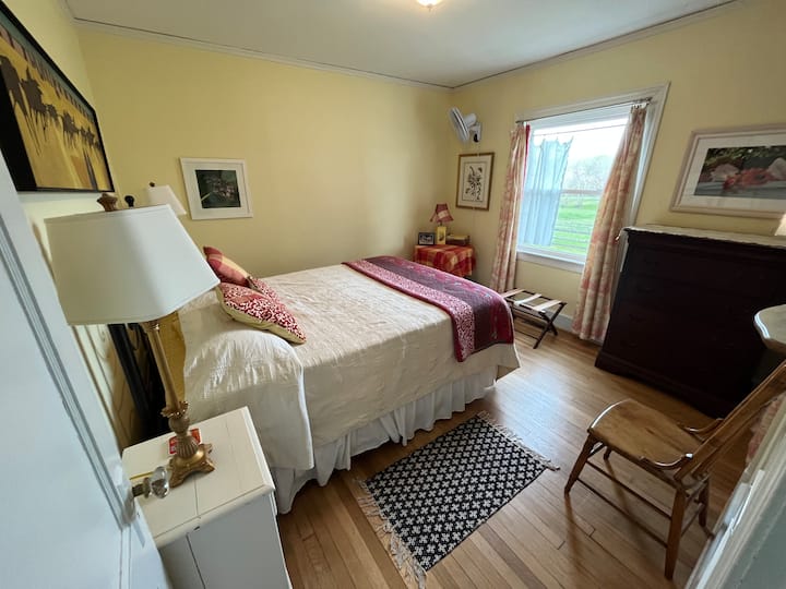 Брачна спална соба на првиот кат. Поглед кон пасиштата 