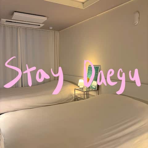 [1 o'clock check-out review event] 2 queen beds/luggage storage/1 minute from Jungangno Station/Gyo-dong/Dongseong-ro