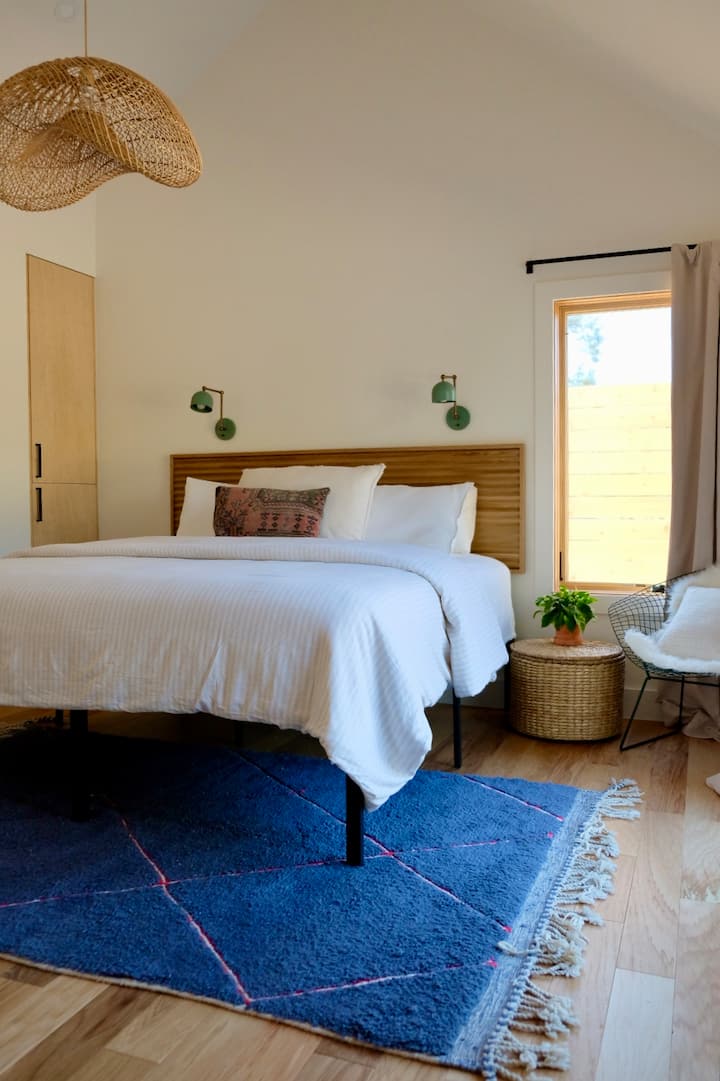 Lit King Size avec literie confortable et sconces de lecture.