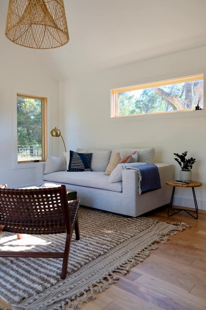 Canapé confortable et coin salon entouré de vues sur la nature