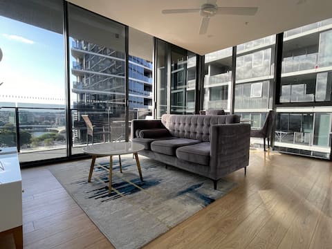 Top Airbnb: Breathtaking river & mountain views apartment in South Brisbane