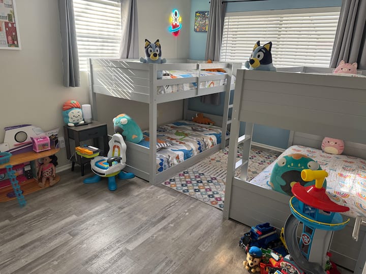 Los juguetes para bebés y niños pequeños y los juegos y juguetes para niños mantendrán a tus hijos entretenidos. 