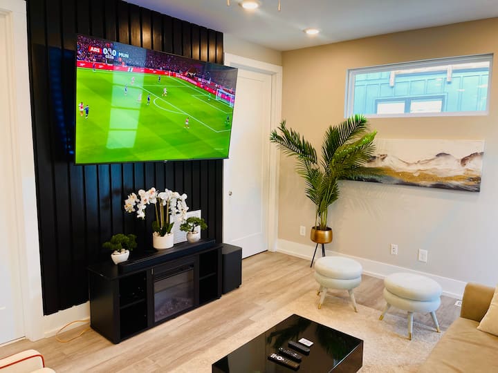  sala de estar con TV de 75 pulgadas  