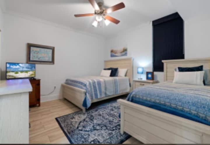 2. spavaća soba s bračnim krevetom (160x200) i dva odvojena kreveta (200x200), a također ima i pametni TV 