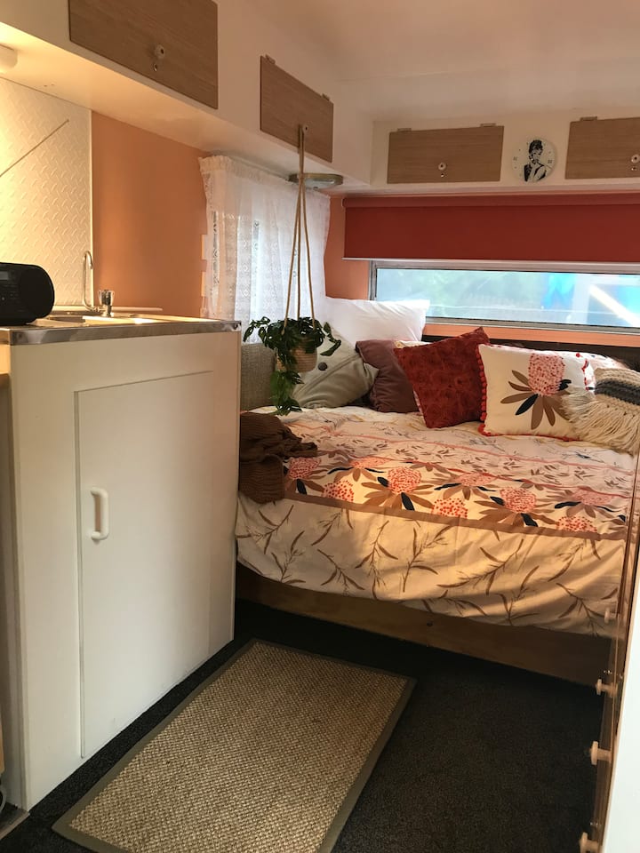 Დორისი: დიდი ზომის საწოლი ბალიშის ზედაპირით. 